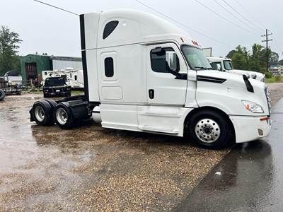 Freightliner Cascadia Sleeper Semi Truck