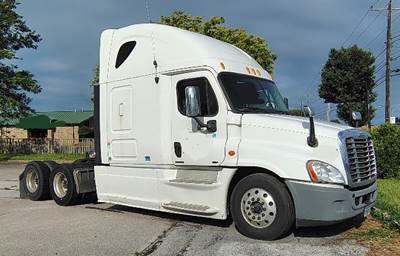 Freightliner Cascadia Sleeper Semi Truck