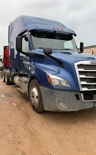 Freightliner Cascadia Sleeper Semi Truck