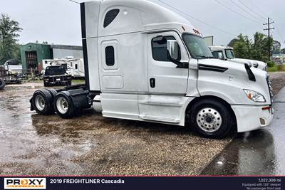 Freightliner Cascadia Sleeper Semi Truck