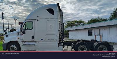 Freightliner Cascadia Sleeper Semi Truck