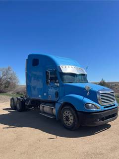 Freightliner Columbia Sleeper Semi Truck