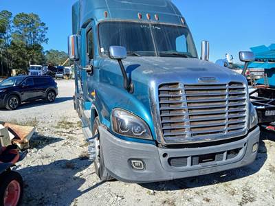 Freightliner Columbia Sleeper Semi Truck