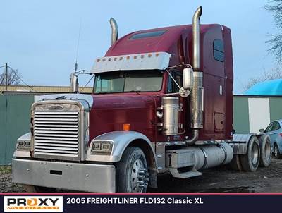 Freightliner FLD132 Classic XL Sleeper Semi Truck