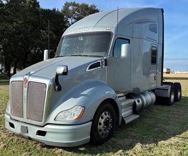 Kenworth T680 Sleeper Semi Truck