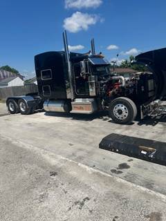 Peterbilt 389 Sleeper Semi Truck