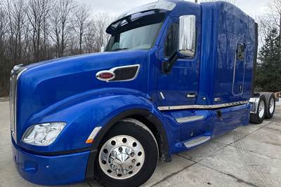 Peterbilt 579 Sleeper Semi Truck