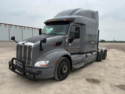 Peterbilt 579 Sleeper Semi Truck