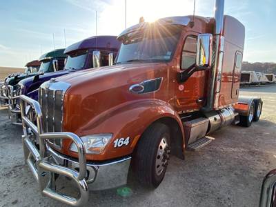 Peterbilt 579 Sleeper Semi Truck