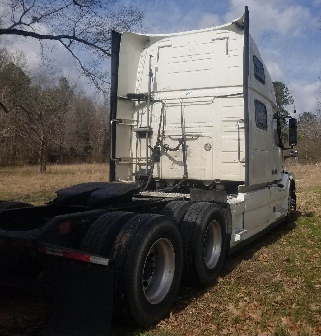 2016 Volvo Sleeper Semi Truck For Sale Starkville, MS