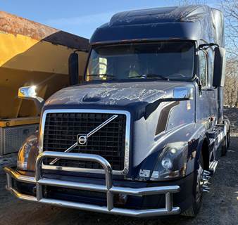 Volvo VNL Sleeper Semi Truck