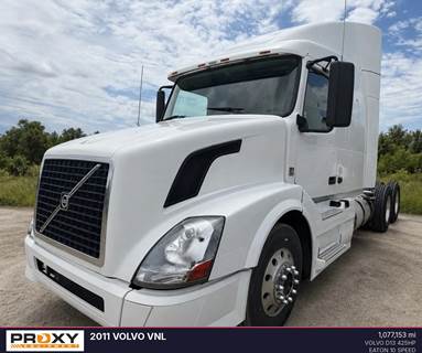 Volvo VNL Sleeper Semi Truck