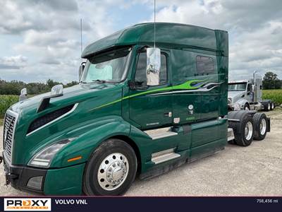 Volvo VNL Sleeper Semi Truck