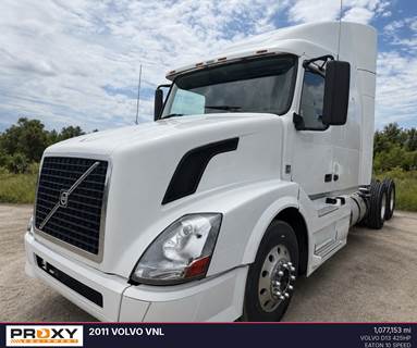 Volvo VNL Sleeper Semi Truck