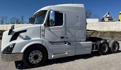 Volvo VNL Sleeper Semi Truck