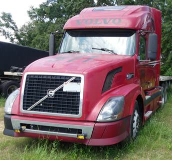 Volvo VNL64T Sleeper Semi Truck