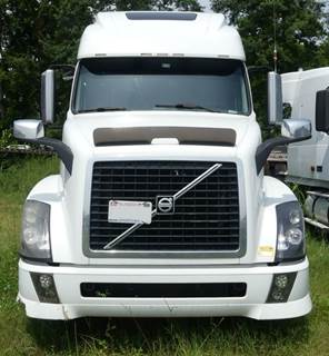 Volvo VNL64T Sleeper Semi Truck