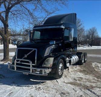 Volvo VNL64T Sleeper Semi Truck