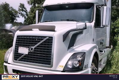 Volvo VNL64T Sleeper Semi Truck