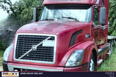 Volvo VNL64T Sleeper Semi Truck