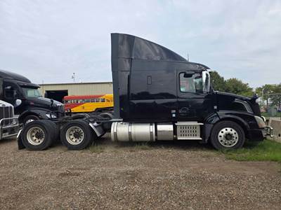 Volvo VNL64T Sleeper Semi Truck