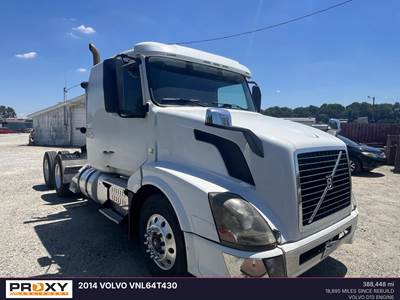 Volvo VNL64T430 Sleeper Semi Truck