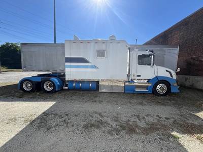 Volvo VNL64T430 Sleeper Semi Truck