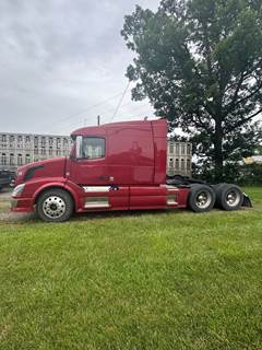 Volvo VNL64T630 Sleeper Semi Truck