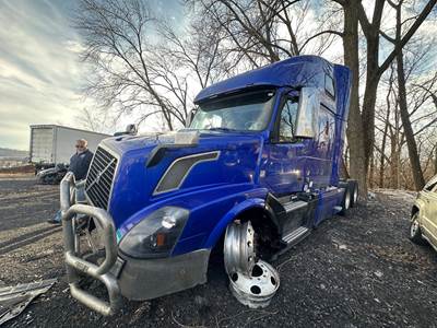 Volvo VNL64T760 Sleeper Semi Truck
