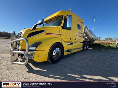 Volvo VNL64T760 Sleeper Semi Truck
