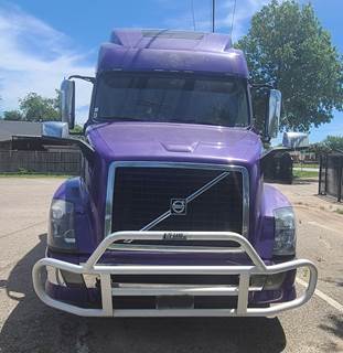 Volvo VNL64T780 Sleeper Semi Truck