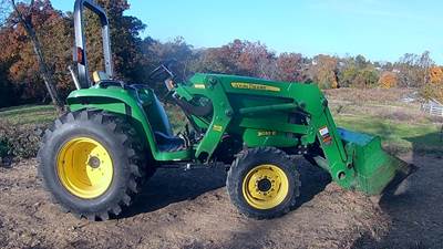 John Deere 3032E Tractor