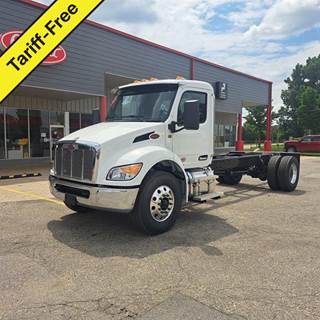 Peterbilt 536 Cab & Chassis Truck - Paccar, 300HP, 6 Spd Speed