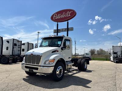 Peterbilt 536 Cab & Chassis Truck - Paccar, 300HP, 6 Spd Speed