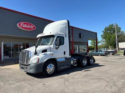 Freightliner Cascadia 125 Day Cab Truck - Detroit 455HP, Automatic