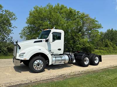 Kenworth T880 Day Cab Truck - Paccar 510HP, Automatic