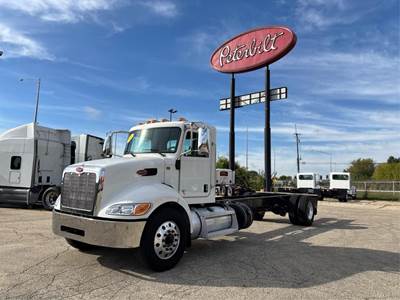 Peterbilt 337 Day Cab Truck - Paccar 220HP, Automatic