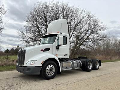 Peterbilt 579 Day Cab Truck - Paccar 455HP, Automatic