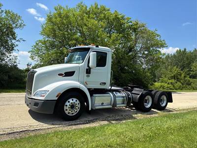 Peterbilt 579 Day Cab Truck - Paccar 455HP, Automatic