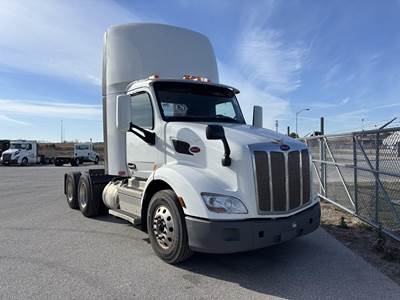Peterbilt 579 Day Cab Truck - Paccar 455HP, Automatic