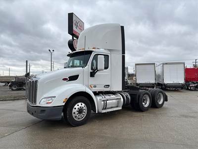 Peterbilt 579 Day Cab Truck - Paccar 455HP, Automatic