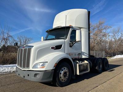 Peterbilt 579 Day Cab Truck - Paccar 455HP, Automatic
