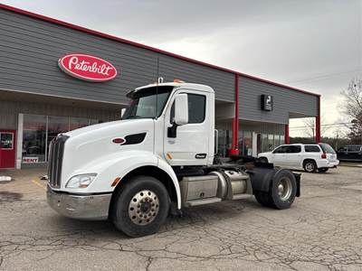 Peterbilt 579 Single Axle Day Cab Truck - Paccar 455HP, Automatic