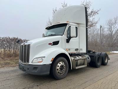 Peterbilt 579 Day Cab Truck - Paccar 455HP, Automatic