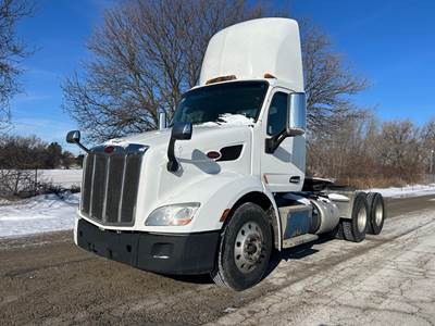 Peterbilt 579 Day Cab Truck - Paccar 455HP, Automatic