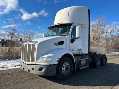 Peterbilt 579 Day Cab Truck - Paccar 455HP, Automatic