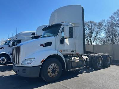 Peterbilt 579 Day Cab Truck - Paccar 455HP, Automatic