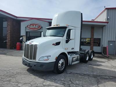 Peterbilt 579 Day Cab Truck - Paccar 455HP, Automatic