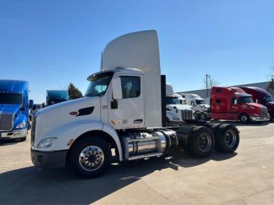 Peterbilt 579 Day Cab Truck - Paccar 455HP, Automatic