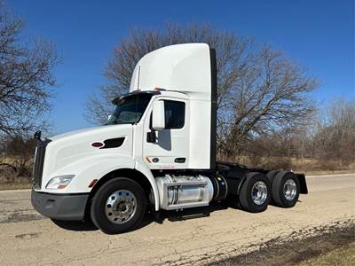 Peterbilt 579 Day Cab Truck - Paccar 455HP, Automatic